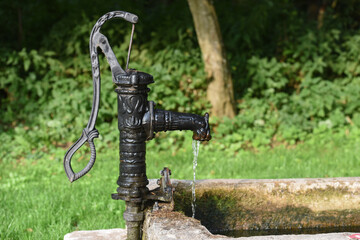 Poster - eau fontaine vert environnement pompe