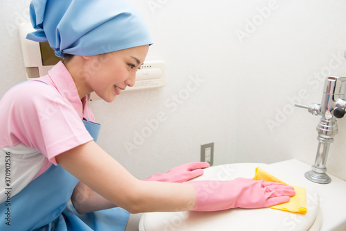 トイレを掃除する清掃員の女性 Buy This Stock Photo And Explore Similar Images At Adobe Stock Adobe Stock