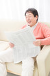 © Paylessimages - 新聞を読む男性