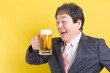 © Paylessimages - ビールを飲むビジネスマン