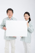 © Paylessimages - メッセージボードを持つ男女