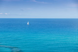 Fototapeta Fototapety z morzem do Twojej sypialni - samotny jacht nieopodal wybrzeża Włoch