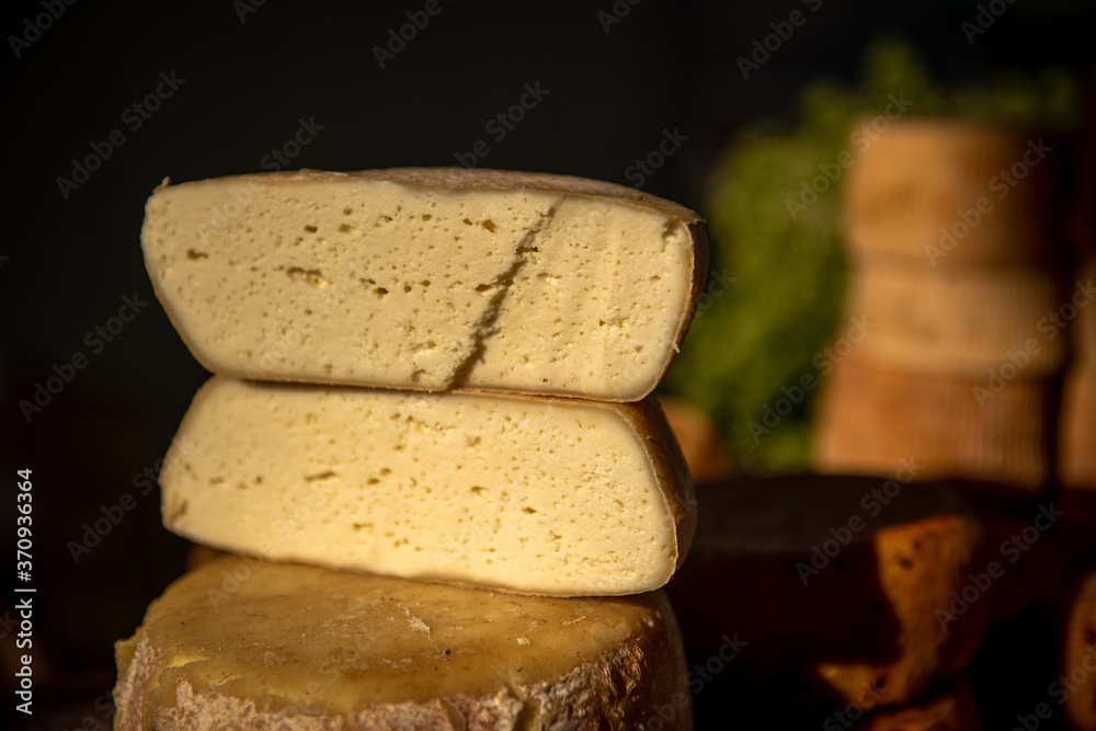 Pecorino – ser podpuszczkowy, otrzymywany z owczego mleka, dojrzewający, twardy, lekko pikantny, pochodzący z Włoch. - obrazy, fototapety, plakaty 