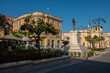 rynek w Tropea, klimatyczne kawiarenki dookoła oraz pomnik w centralnym punkcie