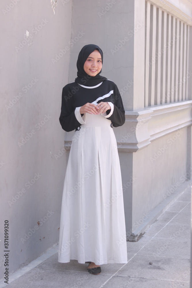 Fashion portrait of young beautiful asian muslim woman with wearing ...