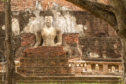 Fotografía buddha statue in sukhothai historical park thailand