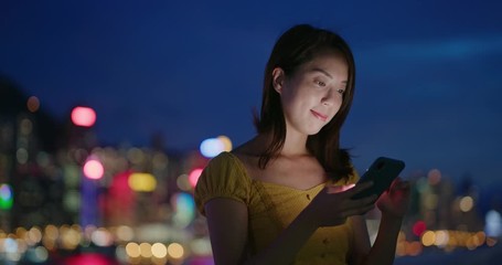 Canvas Print - Woman use of smart phone in city at night