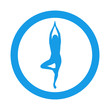 © teracreonte - Silueta de mujer practicando la posición del árbol de yoga en círculo color azul