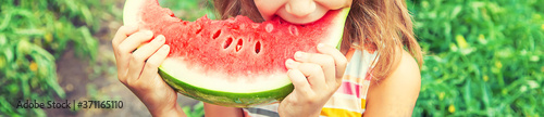 Fotografía A child on a picnic eats a watermelon. Selective focus.
