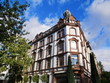 Schönes altes saniertes Eckhaus mit prachtvoller Fassade vor blauem Himmel mit weißen Wolken im Sommer bei Sonnenschein im Nordend von Frankfurt am Main in Hessen
