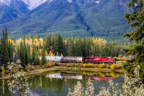Fotografía Canadian Pacific train passes over Mule Shoe