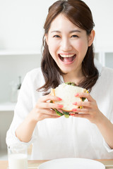 Poster - サンドイッチを食べる女性