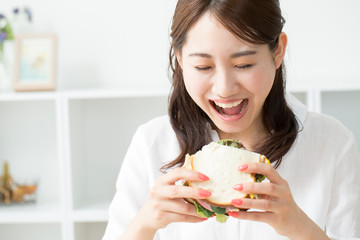 Poster - サンドイッチを食べる女性