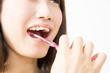 © Paylessimages - 歯を磨く女性