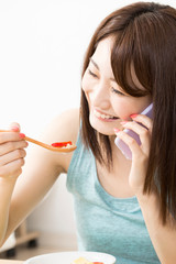 Sticker - 電話をしながら食事する女性