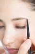 © Paylessimages - 眉を描く女性