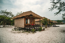 cheap budget accommodation on the beach, bamboo huts