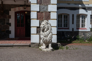 Canvas Print - lion in front of the house