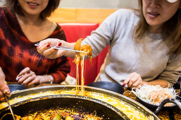 Poster - 韓国料理のチーズタッカルビを食べる女性