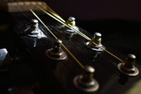 Fototapeta Tęcza - Stroiki gitary akustycznej z nawiniętymi strunami