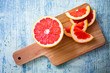 © Westend61 - Fresh grapefruit on chopping board