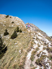 Sticker - Liebespaar beim Aufstieg auf den Gipfel des Morgenberghorns, wandern im den berner Alpen, Schweiz