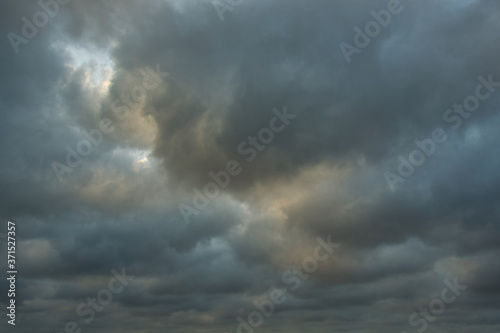 Fotomural stormy sky with clouds. cielo nublado tormentoso