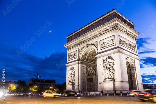 Zdjęcie XXL Arc de Triomphe w Paryżu podczas ruchliwej nocy