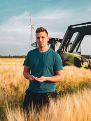 Poster - Agrarpolitik - junger Landwirt in Deutschland blickt in eine unsichere Zukunft.