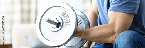 Fotomural Close-up of bodybuilder training with dumbbell at home