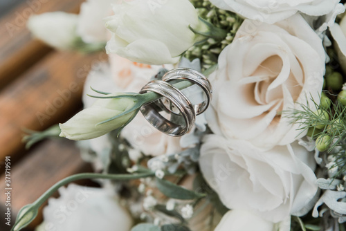 Cuadros en Lienzo wedding rings on bouquet of roses.