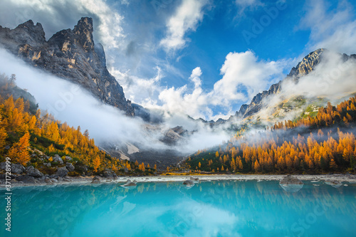 Cuadros en Lienzo Amazing misty autumn scenery with lake Sorapis, Dolomites, Italy