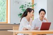 © ponta1414 - パソコンを見る　二人のアジア人　カップル　夫婦