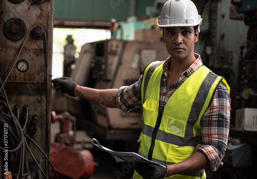 Fotografía Portrait of young handsome technician man or industrial worker with hard hat or
