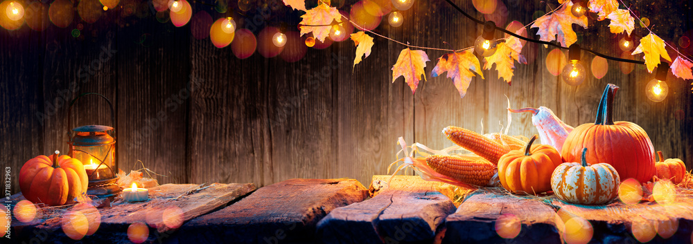  Thanksgiving Table - Pumpkins And Corncobs On Wooden Plank With Garlands
 - obrazy, fototapety, plakaty 