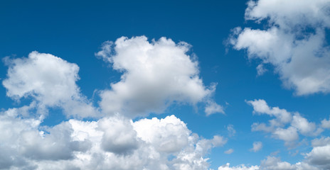 gros nuages blancs dans un ciel bleu