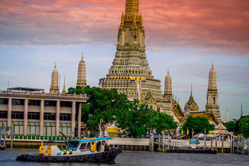 Wat Arun Ratchawararam Ratchawaramahawihan The Chao Phraya River, symbolizing the beauty of the world is one of the important landmarks. Beautifully decorated with art and architecture