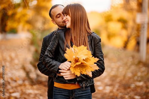Photographie man and woman with a of yellow maple leaves