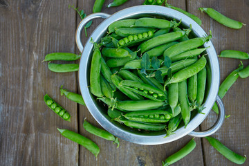 Poster - fresh green peas on wooden surface