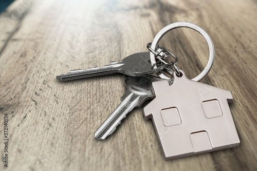 Fotomural Metal silver house keys with house figure on desk