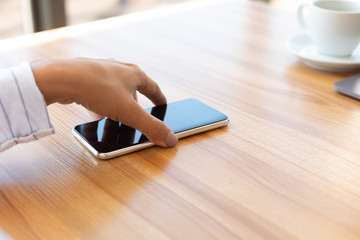 Aufkleber - Side view shot of female hand holding smart phone