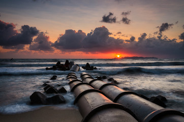 Canvas Print - Beautiful scenery during sunrise at tropical beach against golden sky and cloud balckground