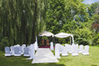Dywan, krzesła oraz miejsce przyjęcia ślubu świeckiego. Wesele plenerowe. Ślub niekościelny.
