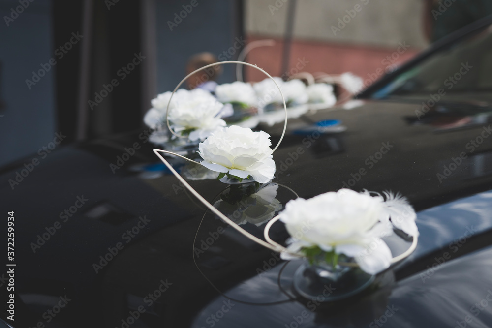 Ozdoby weselne na aucie. Samochód ślubny przystojony w kwiaty.  Maska auta w dekoracjach małżeńskich - obrazy, fototapety, plakaty 