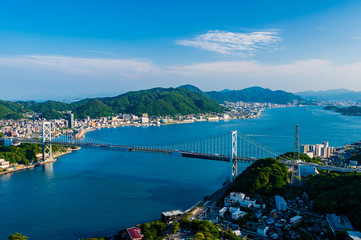 青空と海と街並みが綺麗な初夏の関門海峡