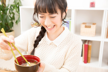 Wall Mural - お雑煮を食べる女性