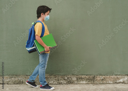 covid-19,kid with medical mask and backpack going to school