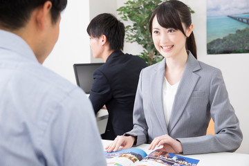 Poster - 説明をする旅行代理店の女性スタッフ