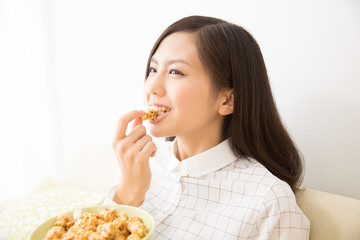 Poster - ポップコーンを食べる女性