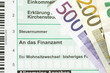 Formular Steuererklärung und Euro Geldscheine